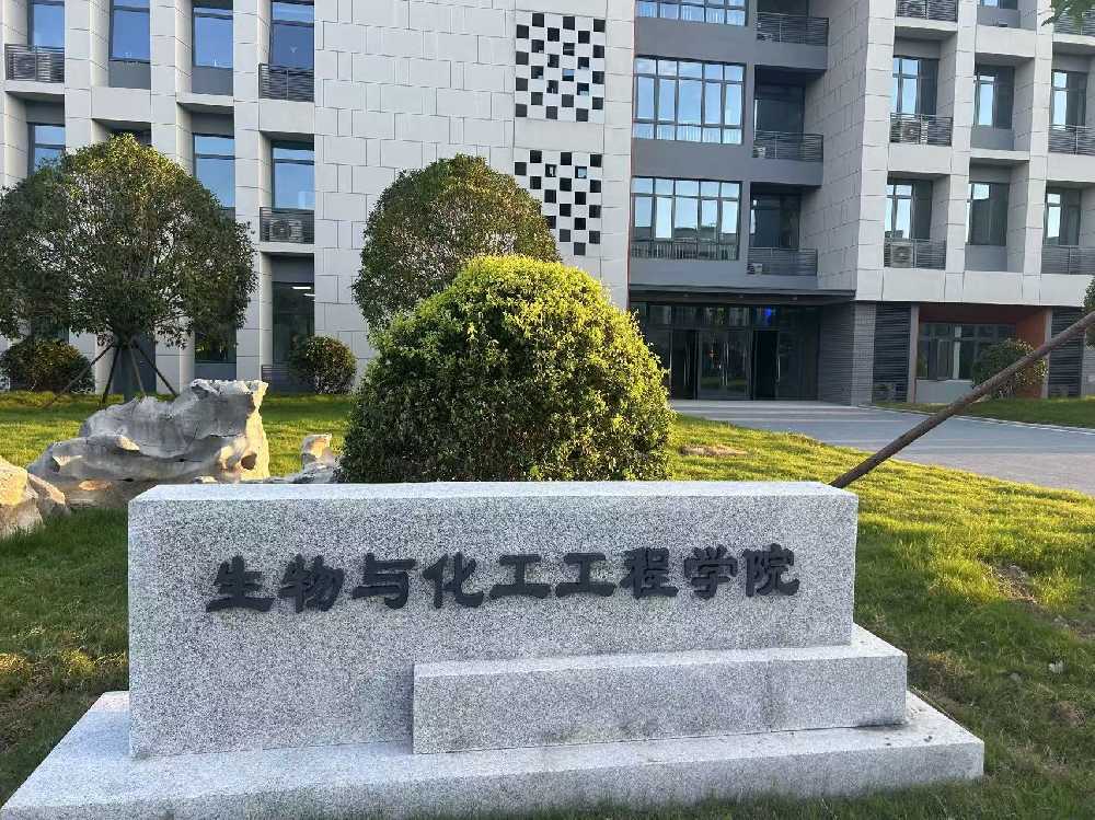 费县扬州职业大学体育场高杆灯项目